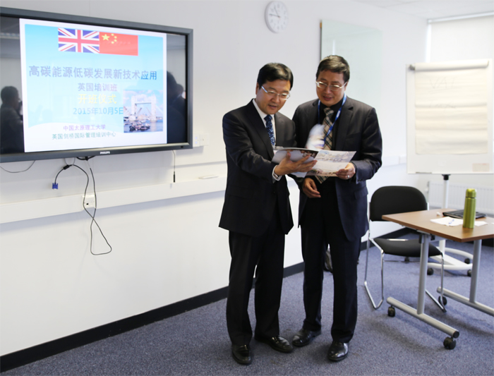 2李晋平副校长与英国剑桥国际管理学院王胜明博士介绍红世一足情况.jpg