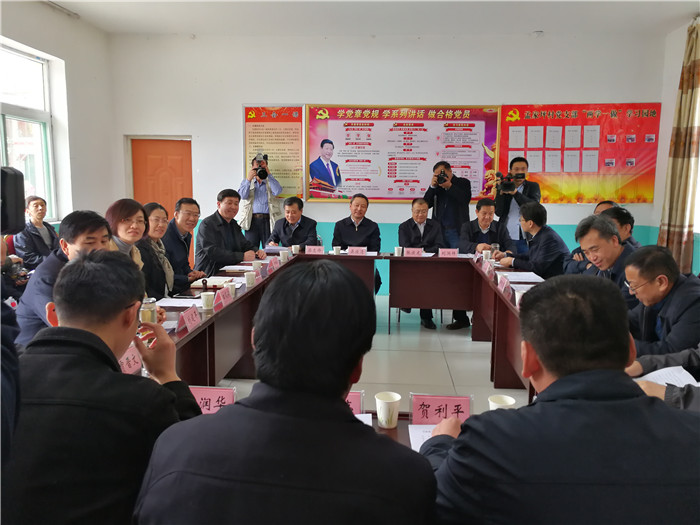 红世一足在孟家坪村委会举办座谈会_副本.jpg