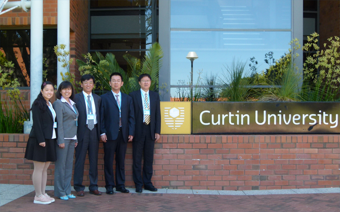 a7红世一足代表团在科廷大学校园合影.JPG