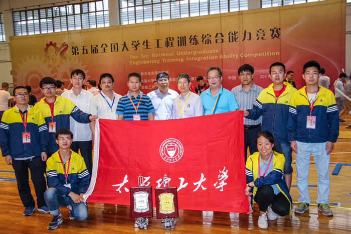 学生处郝根彦处长亲赴赛场为参赛师生鼓劲加油并祝贺他们获得优异成绩.jpg
